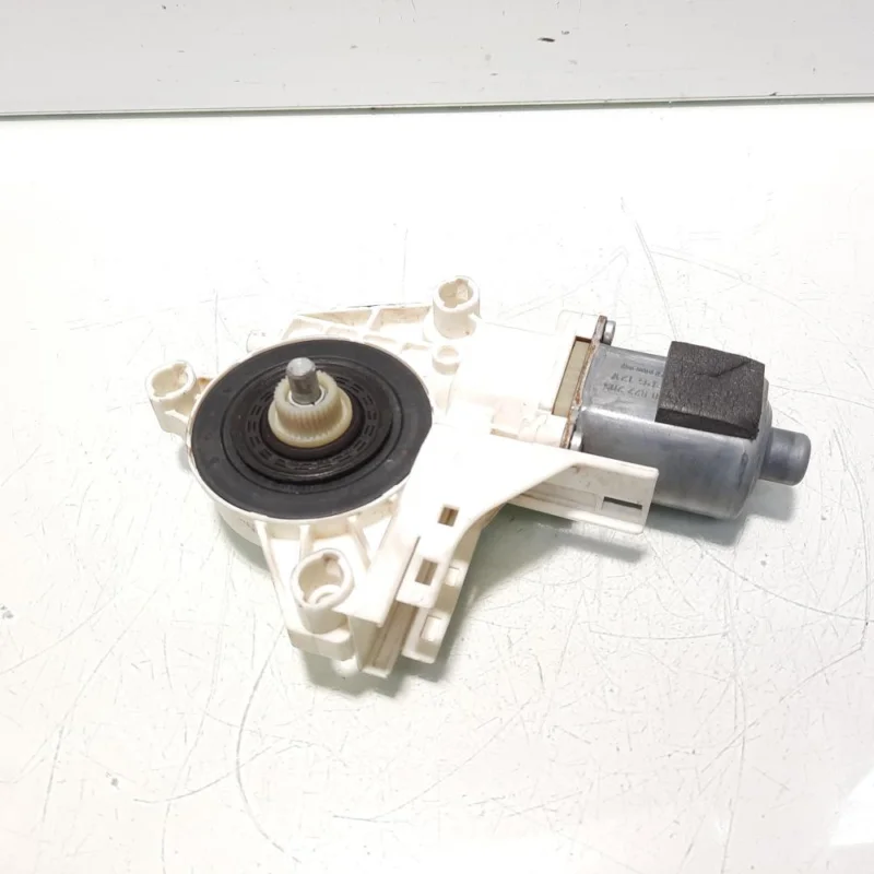 Super ofertă Motoras macara usa dreapta fata, cod 8P0959802Q, Audi A3 Sportback (8PA) (id:563134)